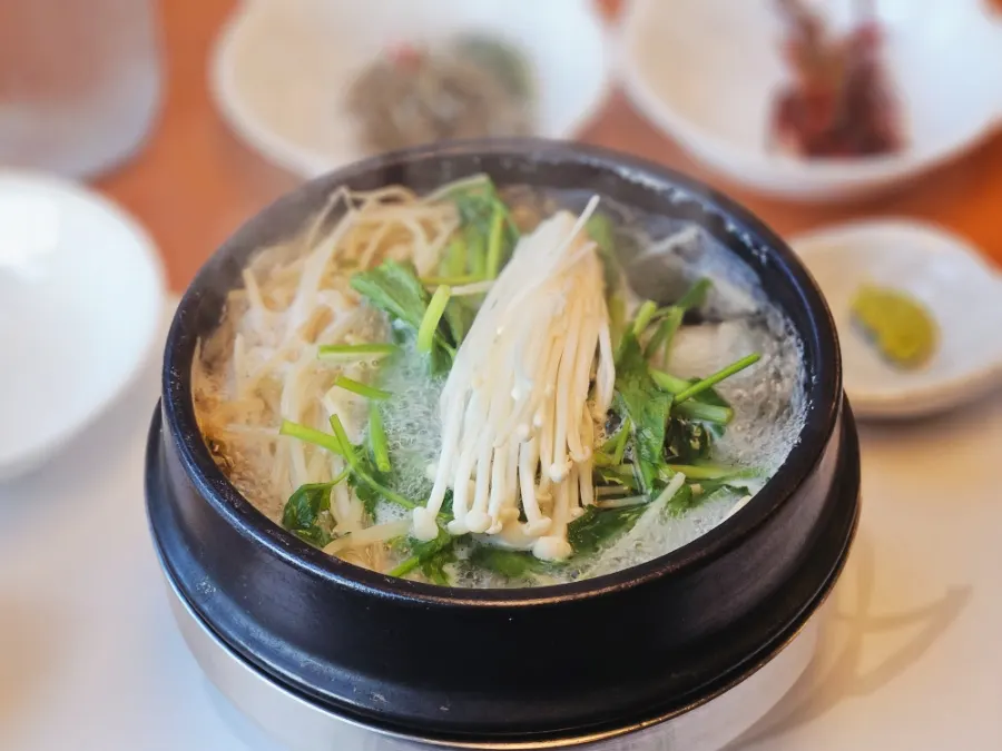 Choosing a warm bowl of clear milbok jiri soup