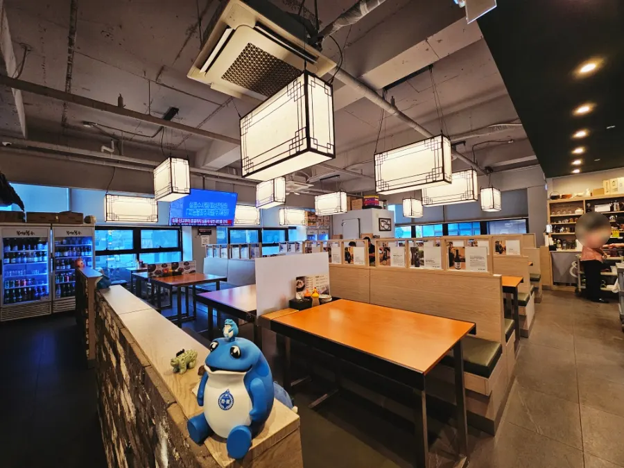 Clean dining area at Bogi-o Boguk