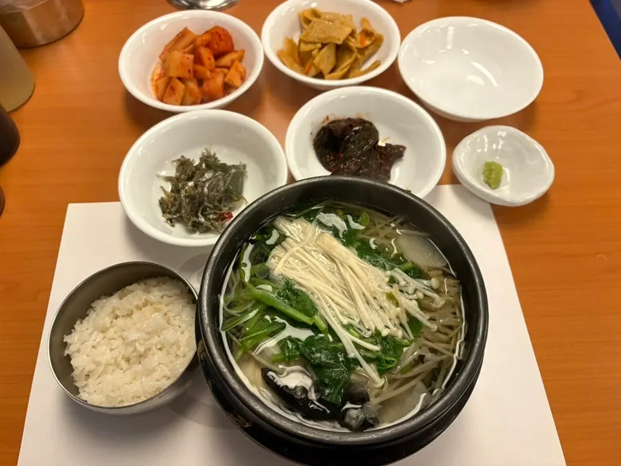 밑반찬 4종과 공깃밥이 놓인 밀복 지리탕 한 상