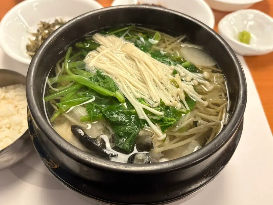 뚝배기에 담긴 맑은 밀복 지리탕 국물