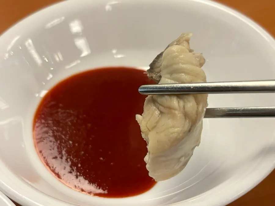 건져 올린 밀복 고기 한 점