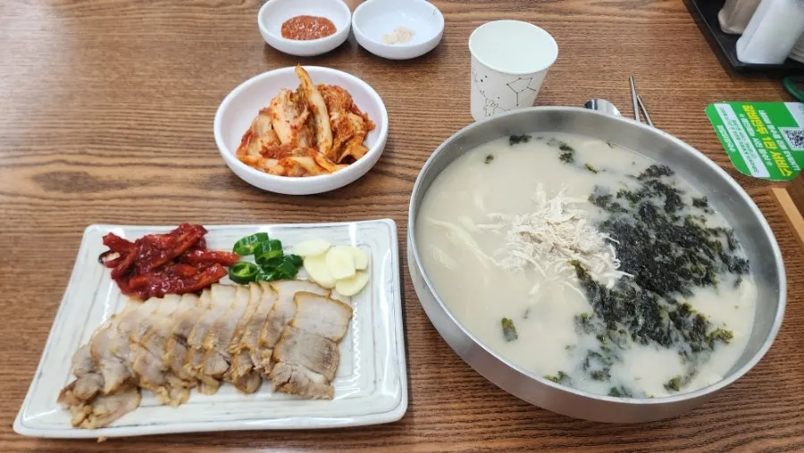 주문한 닭칼국수 김고명과 맛보기수육 상차림
