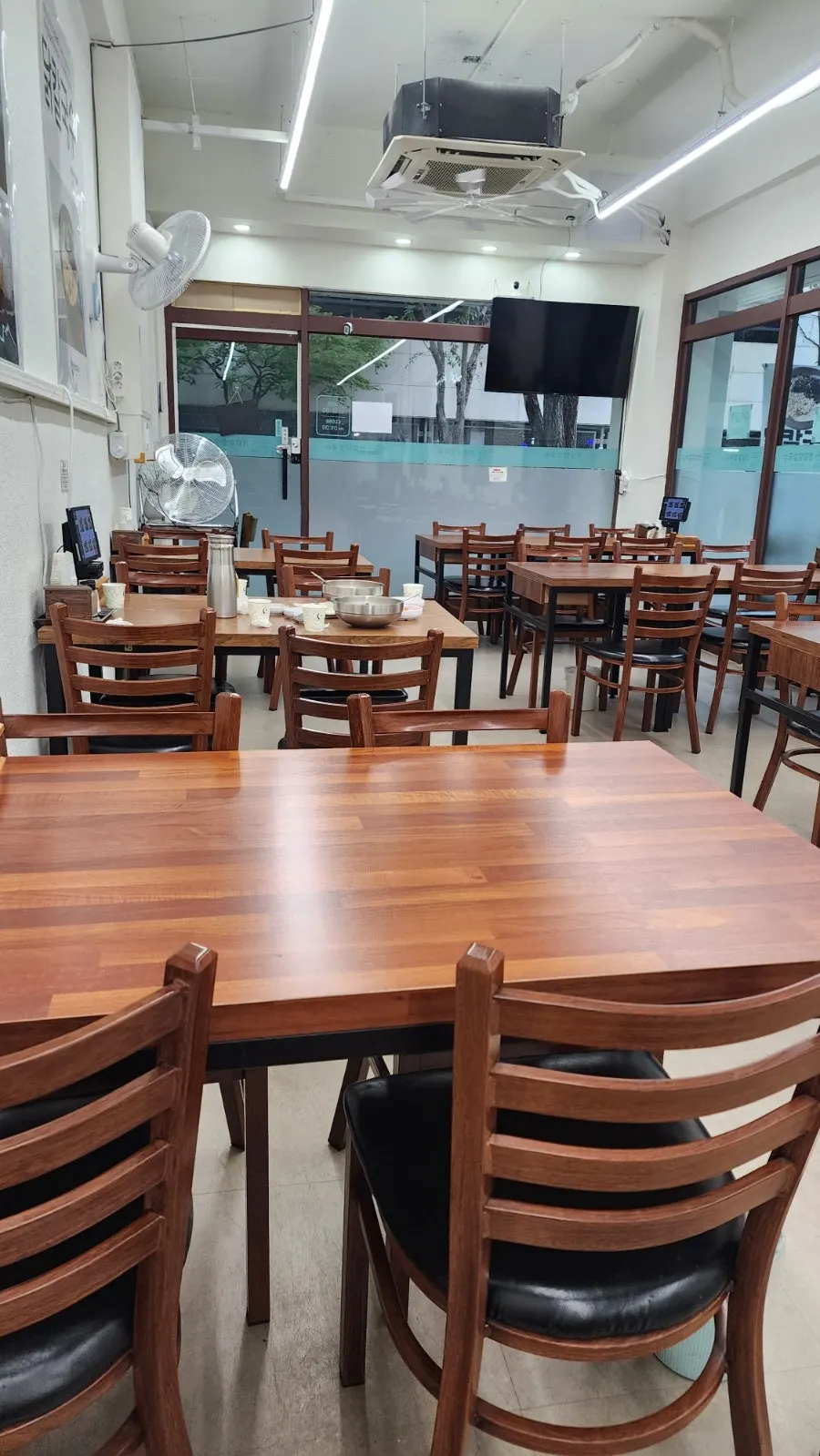 자가제면 문구가 있는 청담닭칼국수 외관