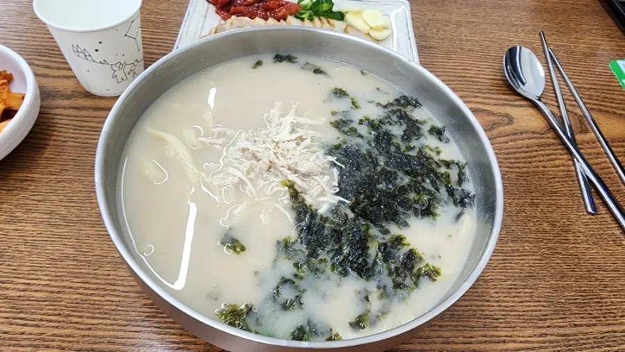 셀프바에서 담아온 김치 접시