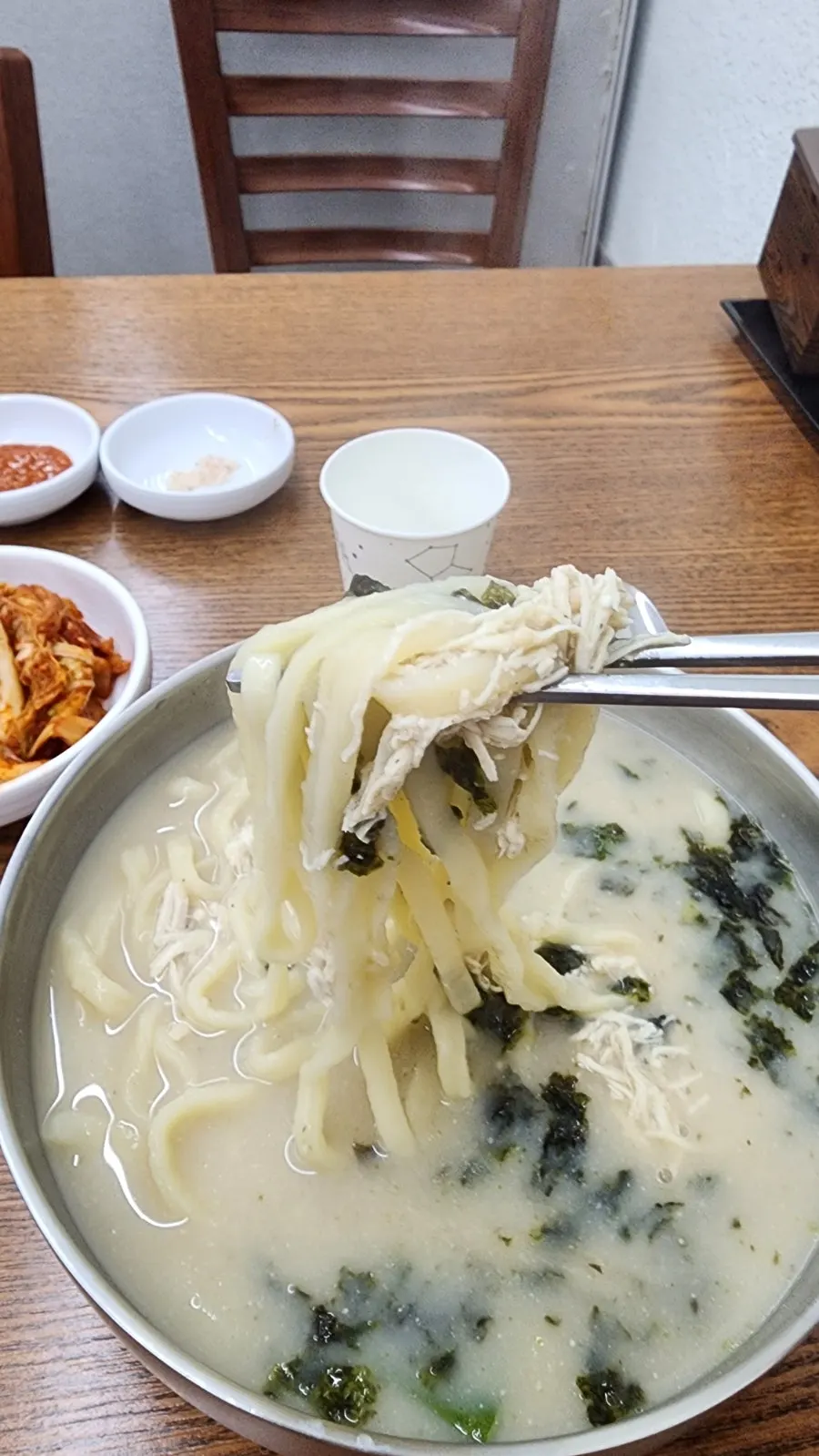 닭고기살과 김가루가 올라간 닭칼국수 김고명