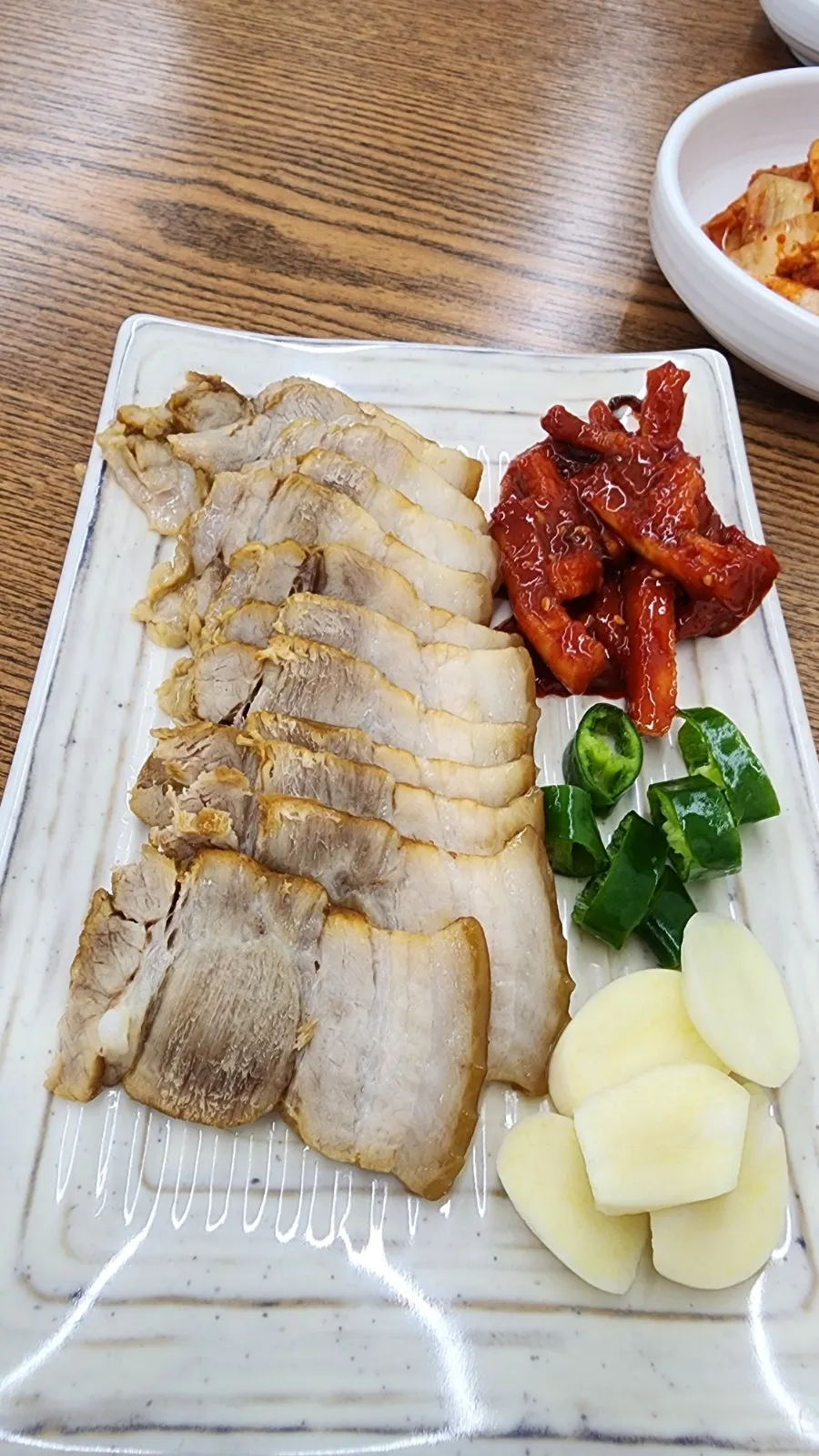자가제면 칼국수 면발을 들어올린 모습