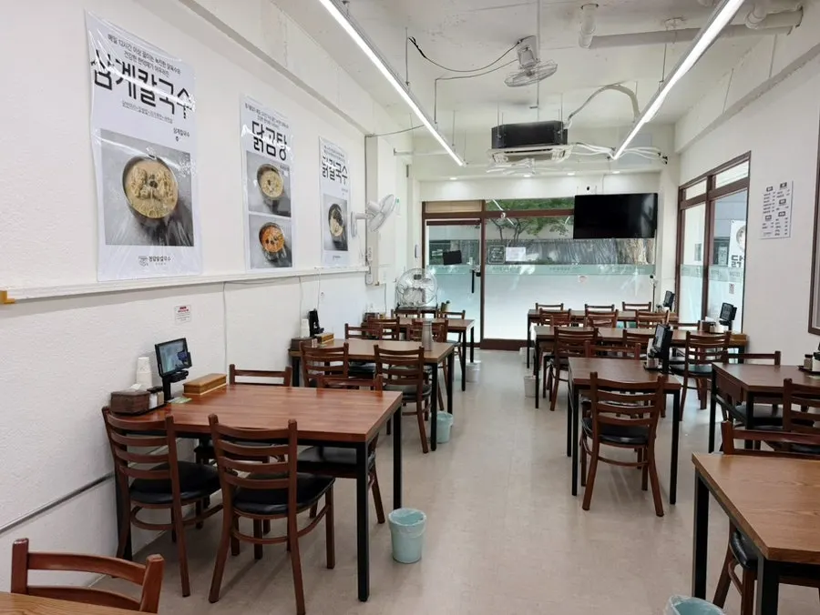 자가제면 문구가 있는 청담닭칼국수 흰색 간판