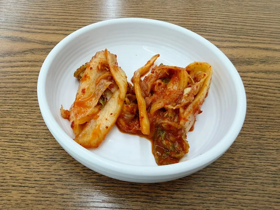 김치 반찬과 함께 차려진 테이블