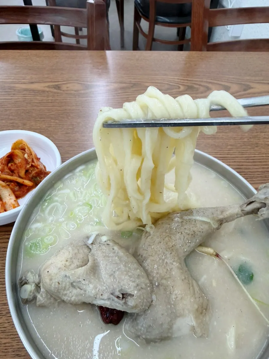 통닭다리가 올라간 삼계칼국수 한 그릇