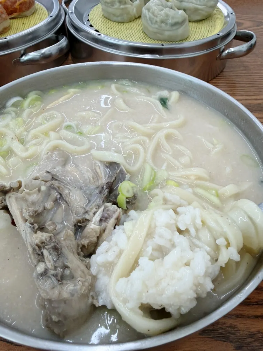 삼계칼국수 속 찹쌀밥과 자가제면 면