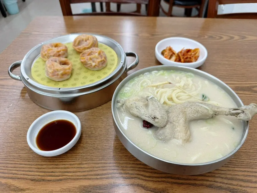 수제 김치만두와 고기왕만두 한 접시