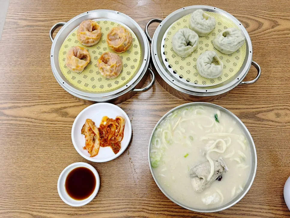 얇은 만두피 속이 보이는 만두 단면