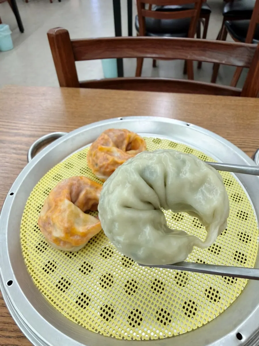 김치만두를 집어 든 모습