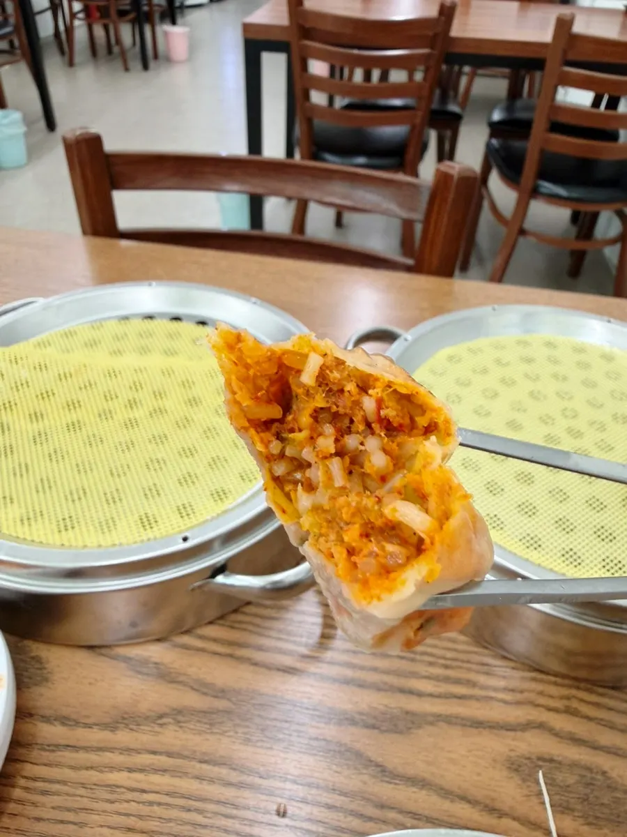 거의 비워낸 만두 접시