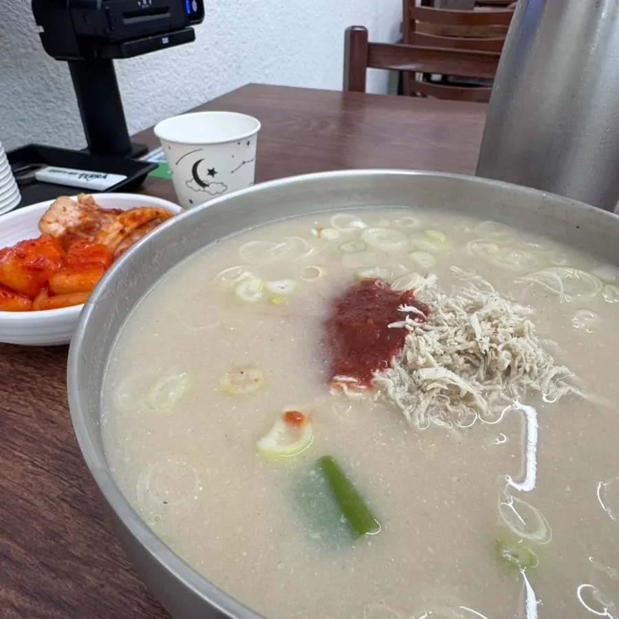 Full table spread of spicy chicken kalguksu and suyuk set