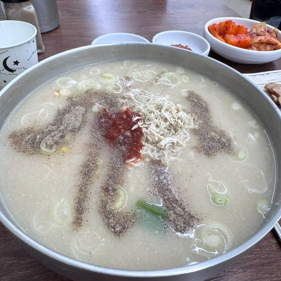 Noodles lifted up, well soaked in broth