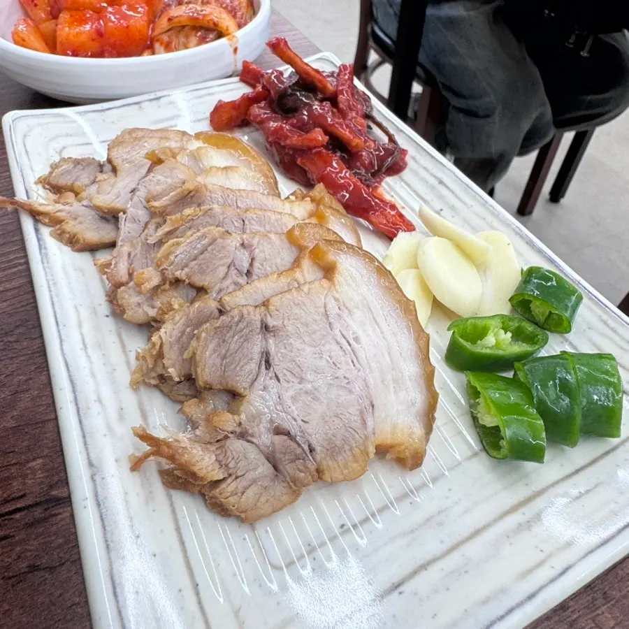 Plate of suyuk sliced to a good thickness