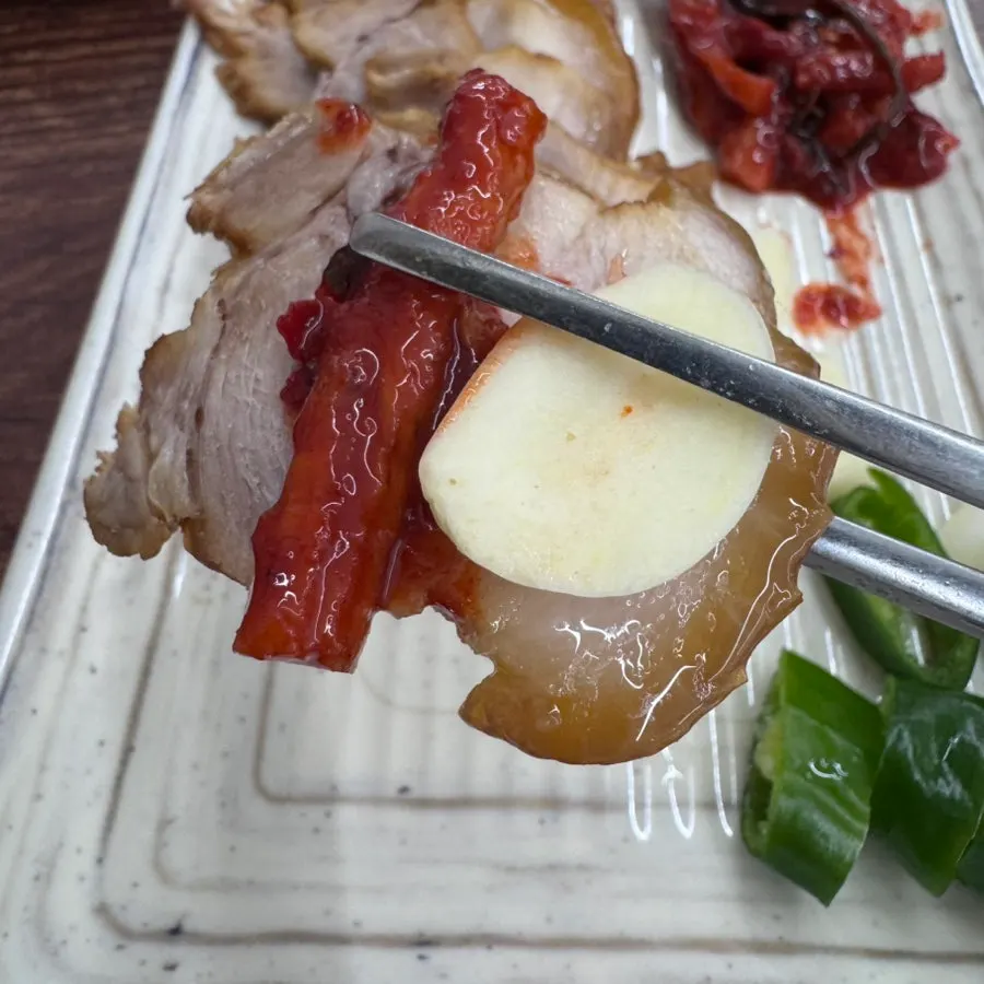 Suyuk served with dried radish strips and garlic