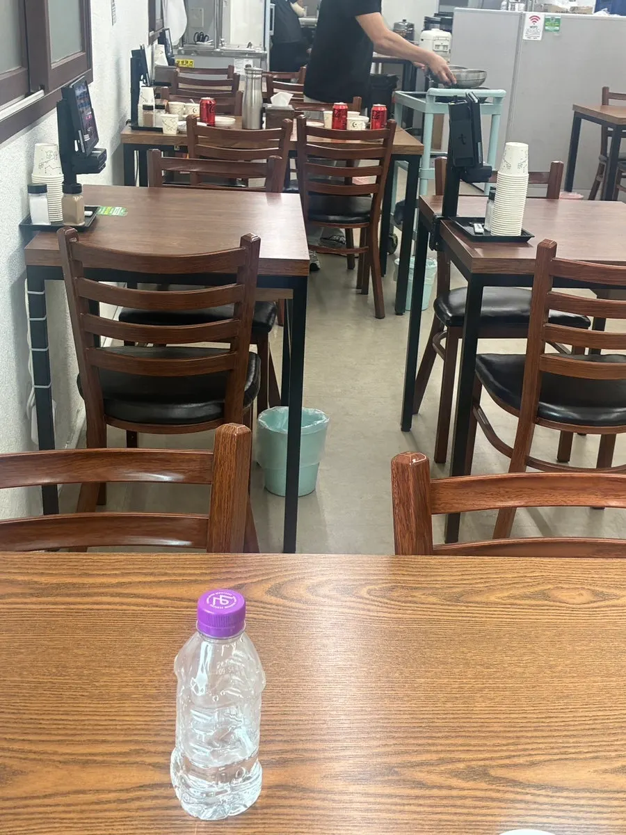 영수증 리뷰 이벤트 안내판이 놓인 테이블