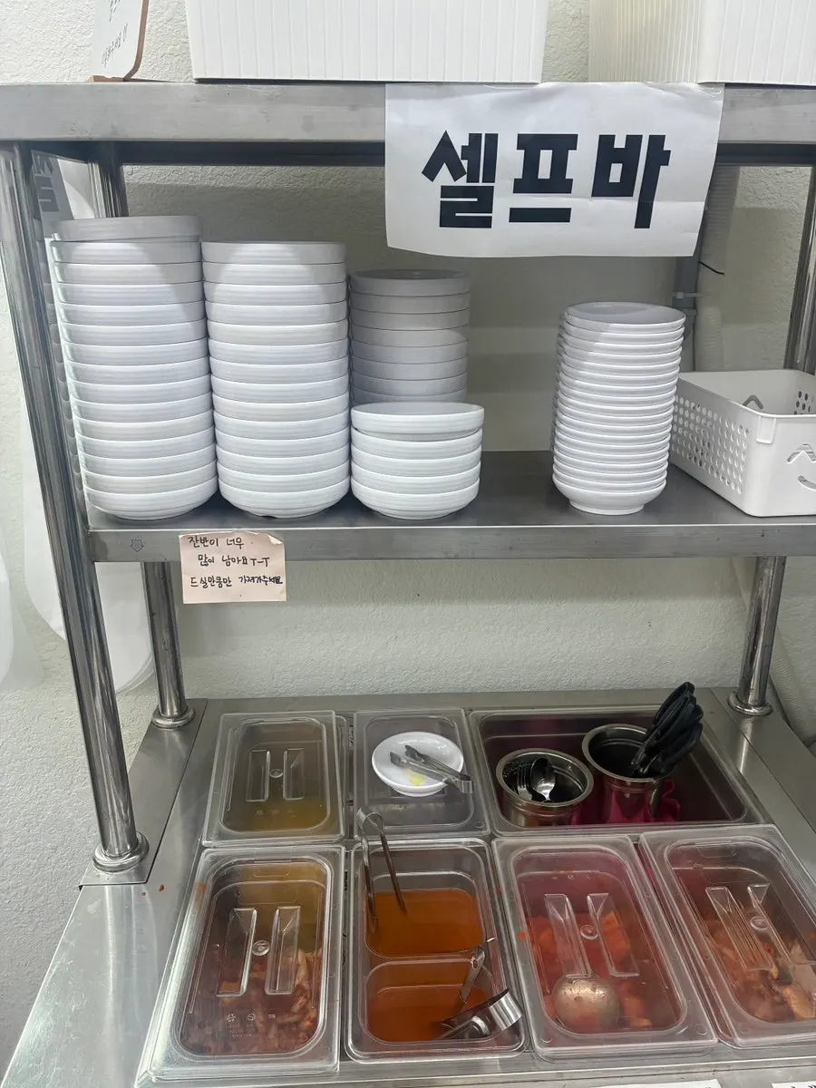 2인석과 4인석이 배치된 매장 내부