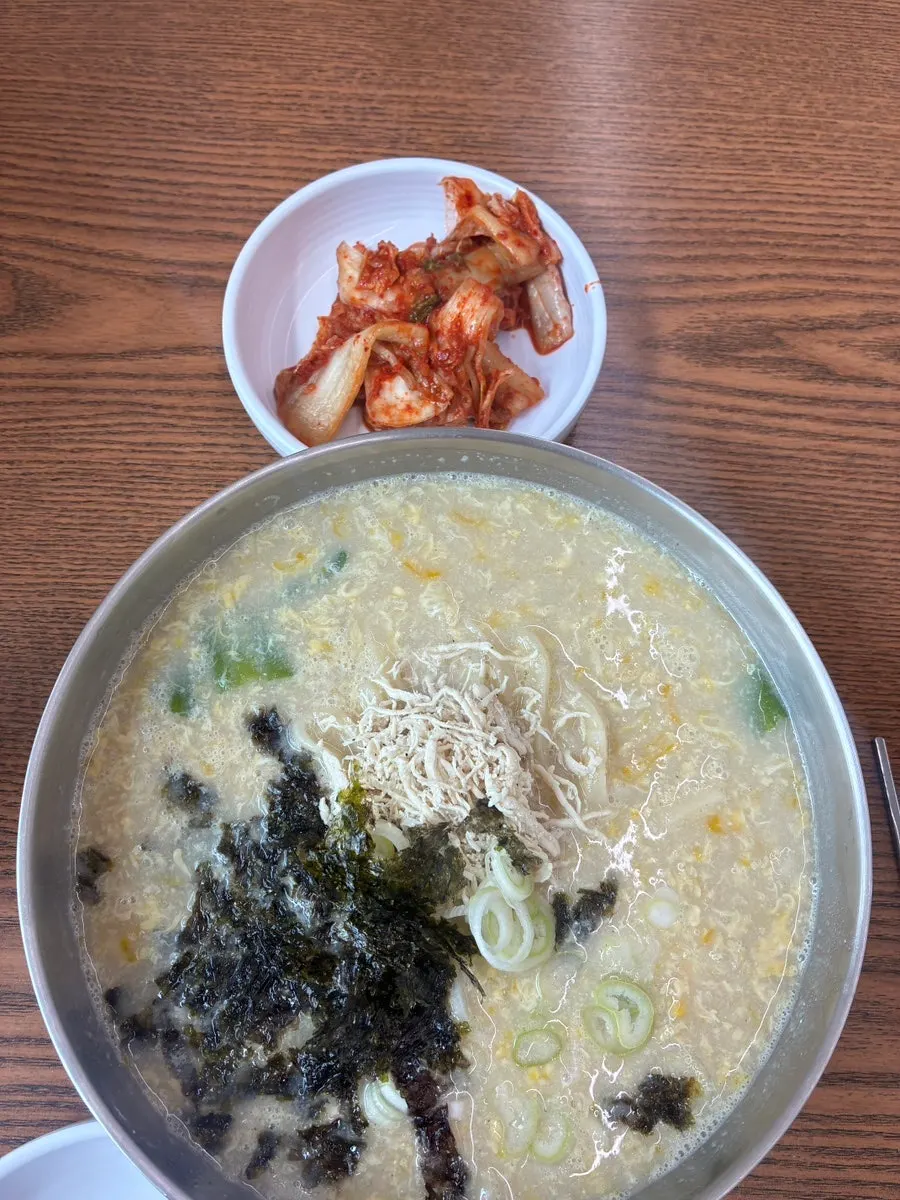 셀프바에 정돈된 앞접시와 가위·집게