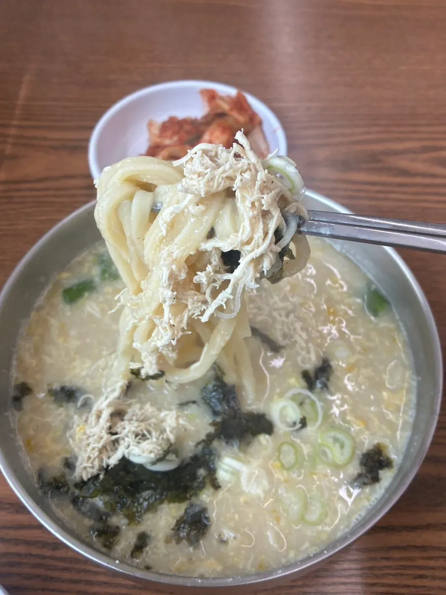 김가루와 파 고명이 올라간 계란 닭칼국수