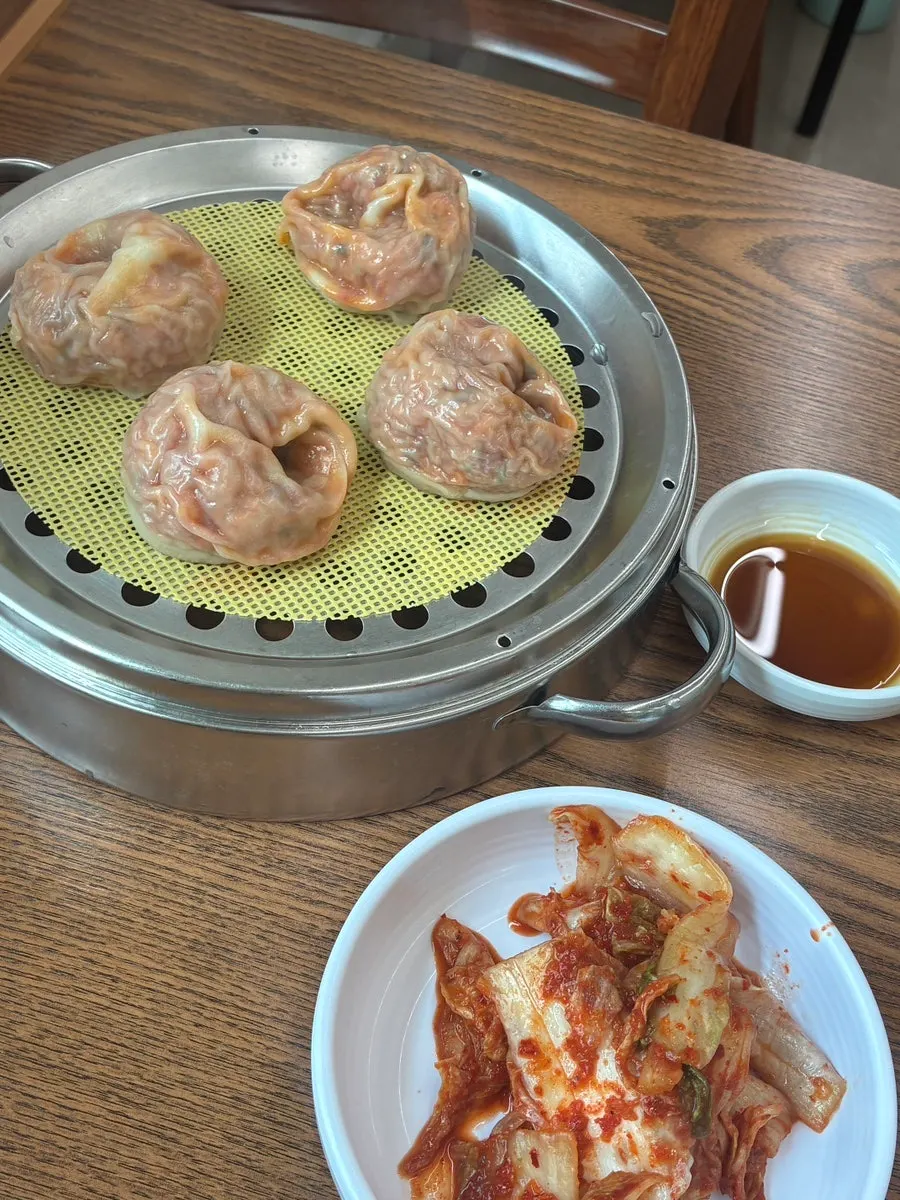 면 위에 매운김치를 올린 닭칼국수