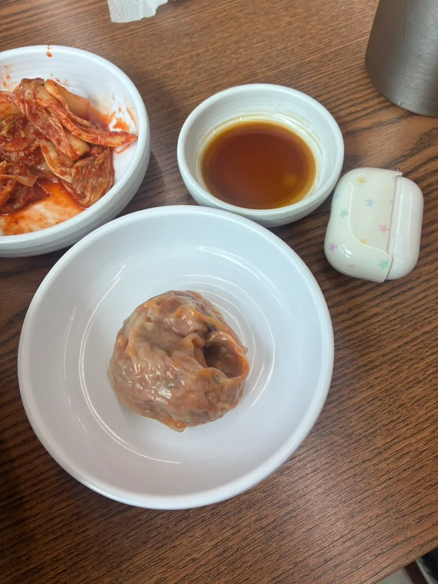 찜기에 담겨 나온 김치만두