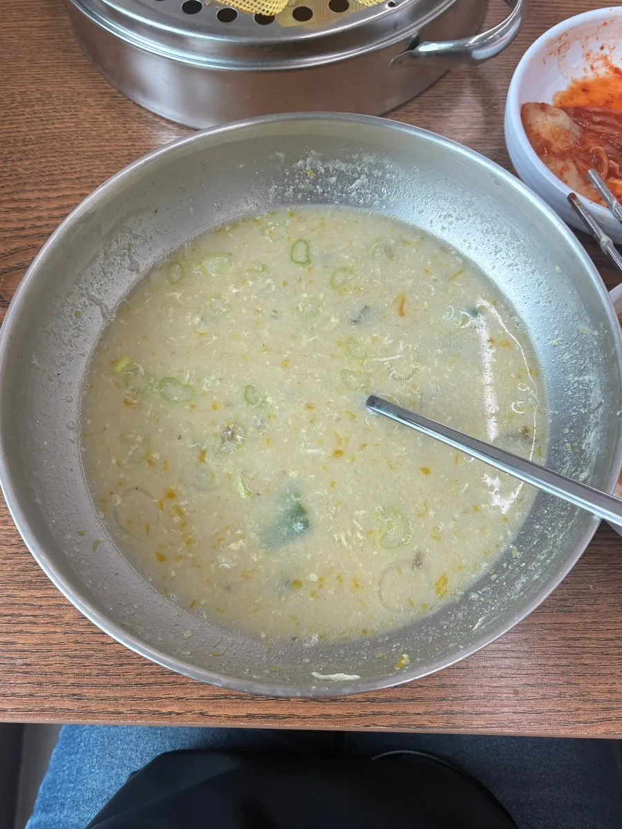 앞접시에 옮겨 담은 김치만두 한 알