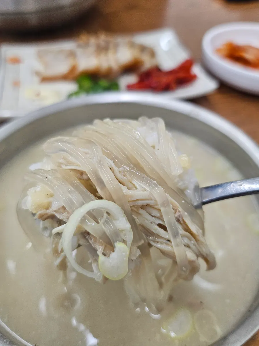 진한 닭 육수와 닭고기 고명이 올라간 칼국수