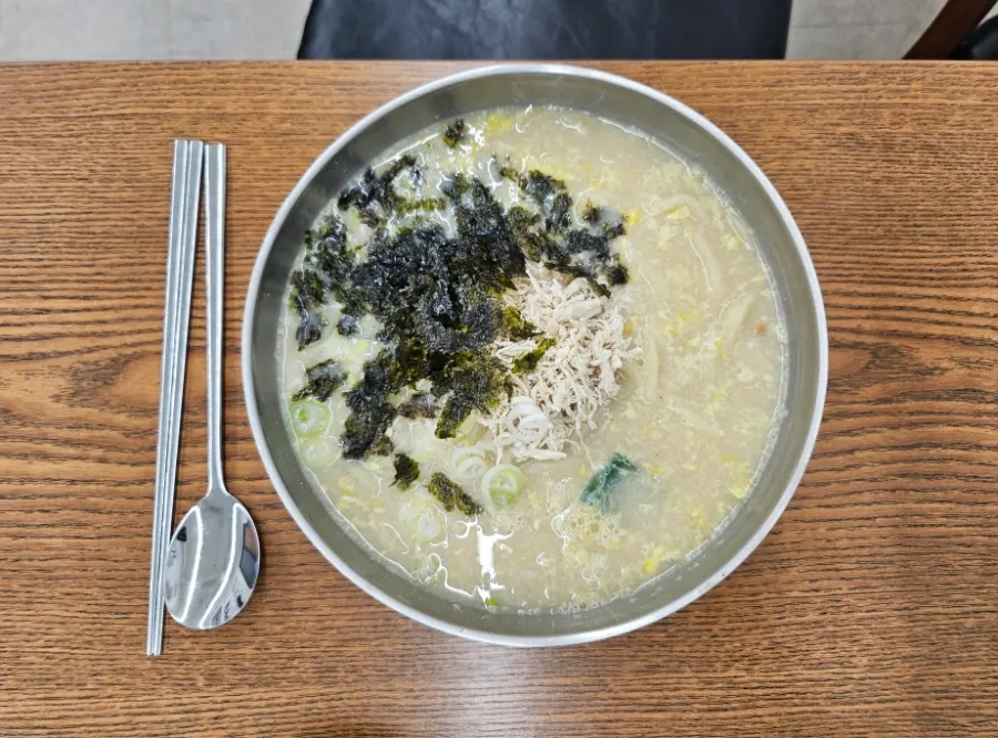계란을 추가한 청담닭칼국수
