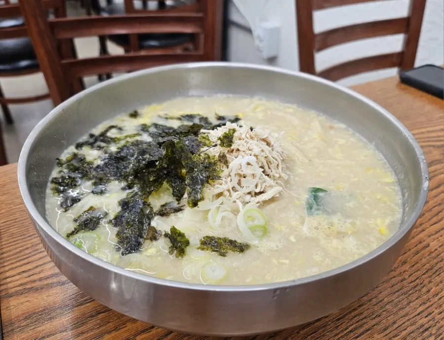 찢은 닭고기 고명이 올라간 닭칼국수
