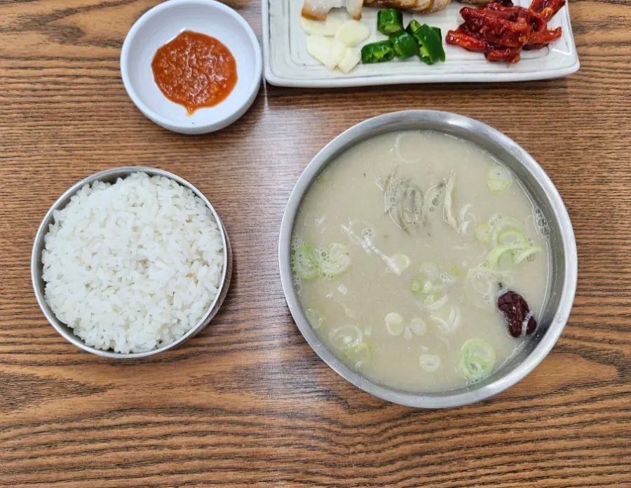 뚝배기에 나온 닭곰탕과 수육 세트