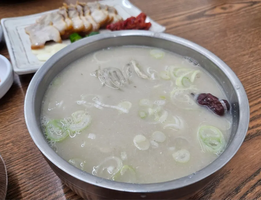 맑고 진한 닭곰탕 국물