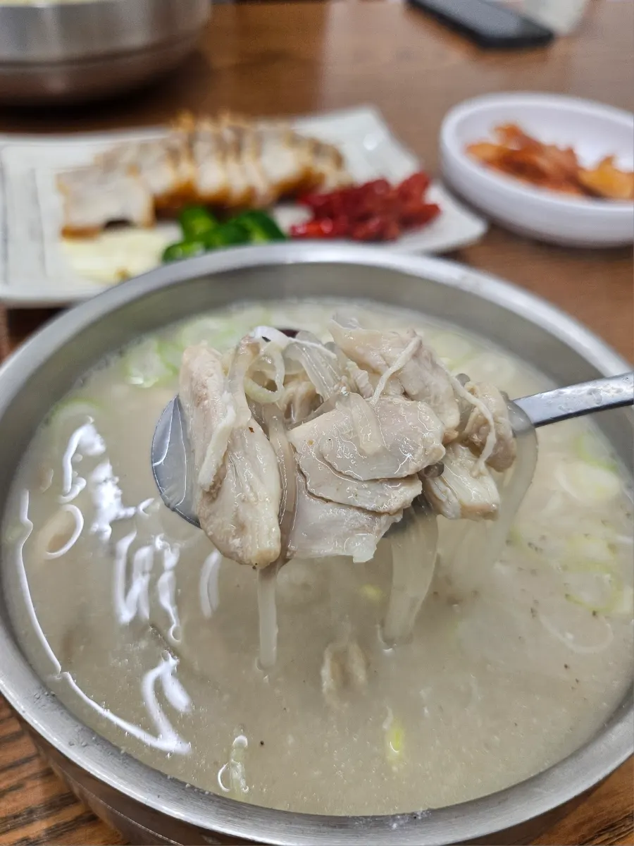 닭곰탕에 밥을 말아 먹는 모습