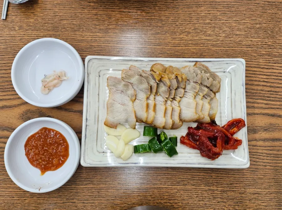 닭곰탕 속 담백한 닭고기 살