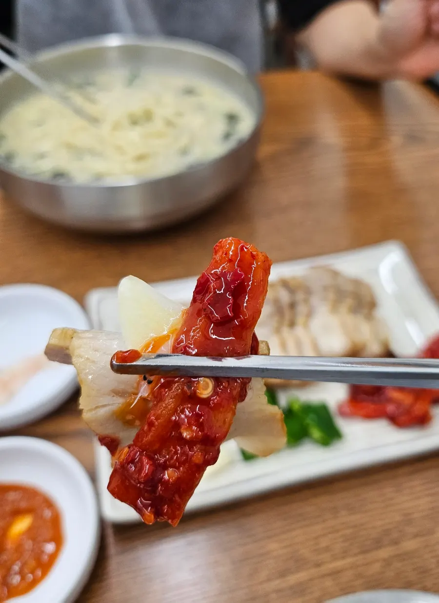 세트에 포함된 닭 수육 접시