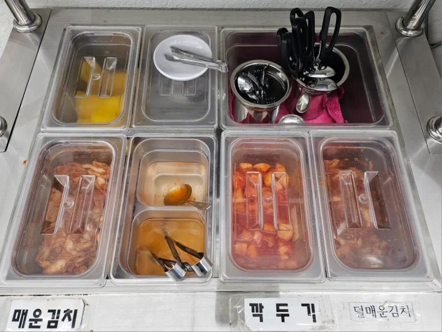 김치와 깍두기가 놓인 셀프바