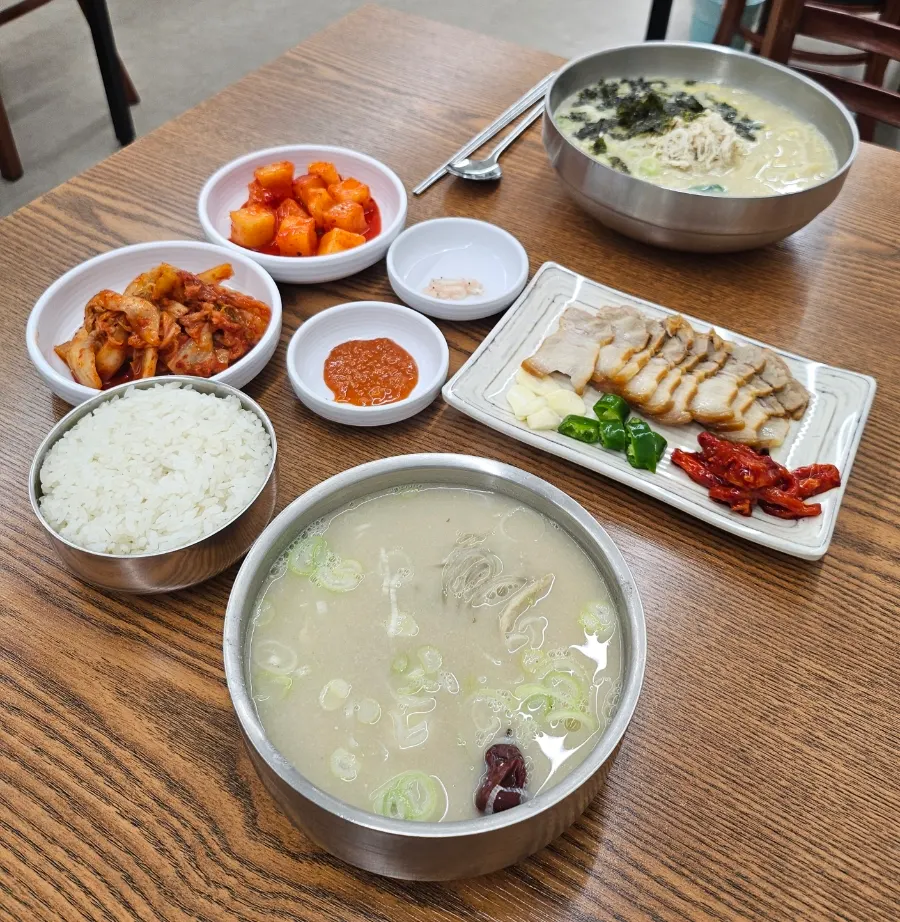 접시에 담아온 김치와 깍두기