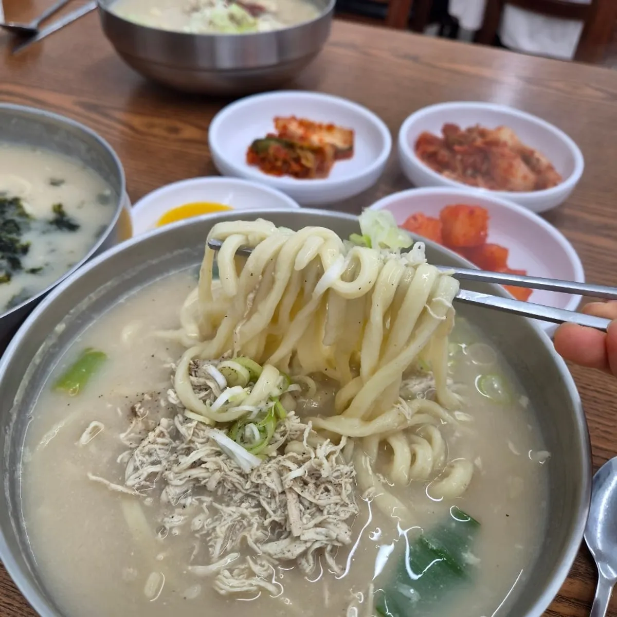 Noodles with green onion topping lifted from the chicken kalguksu