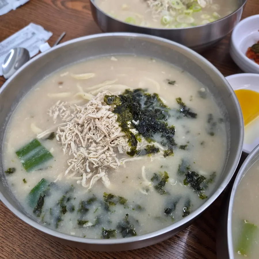 Close-up of the broth in the green onion topping chicken kalguksu