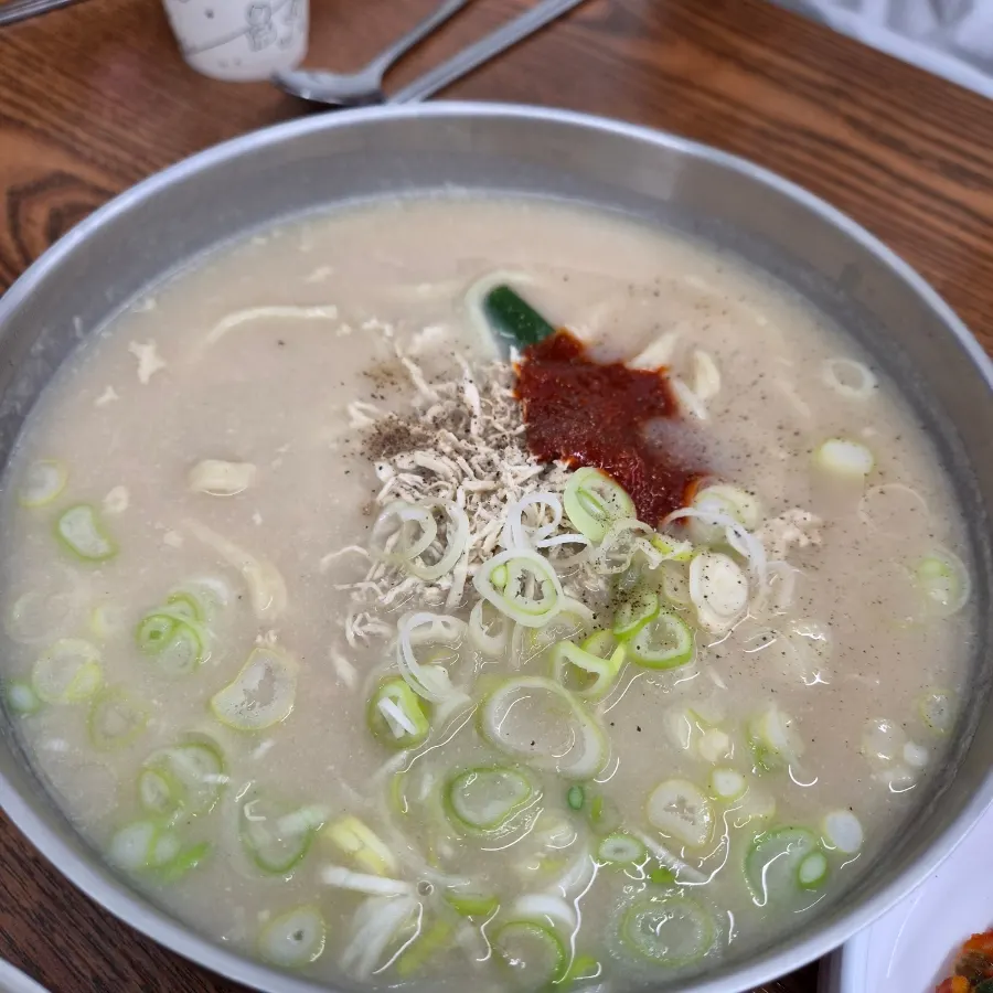 A bowl of spicy chicken kalguksu