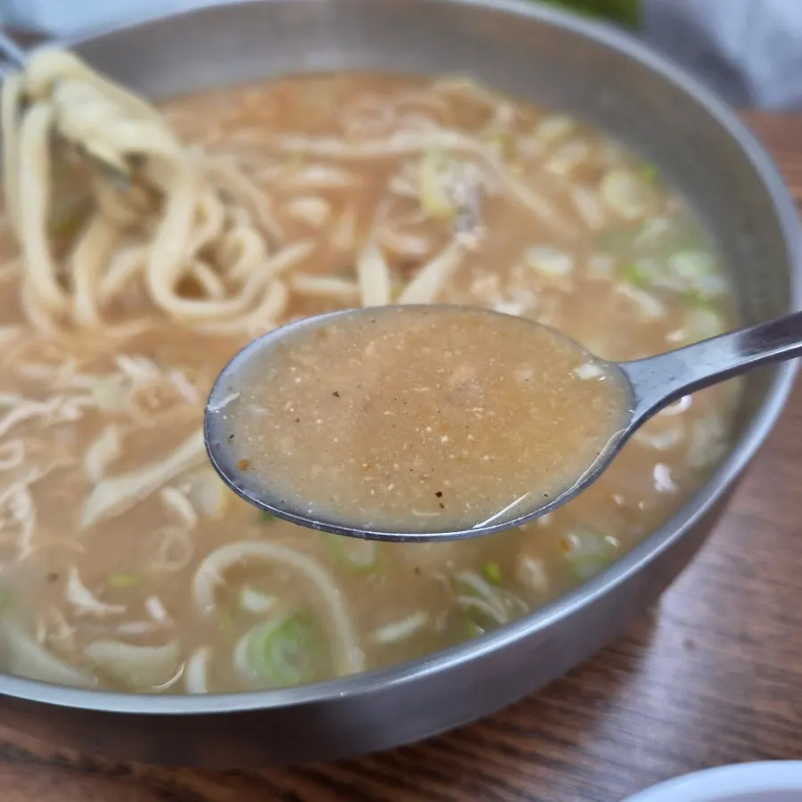 Close-up of noodles and broth in the spicy chicken kalguksu