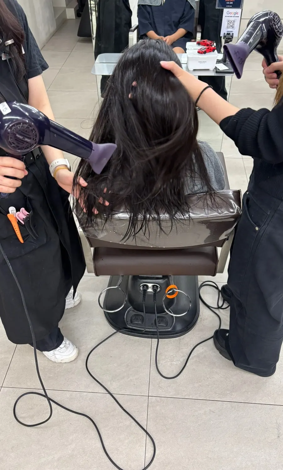 드라이 후 매끄럽게 정돈된 손상모 끝부분