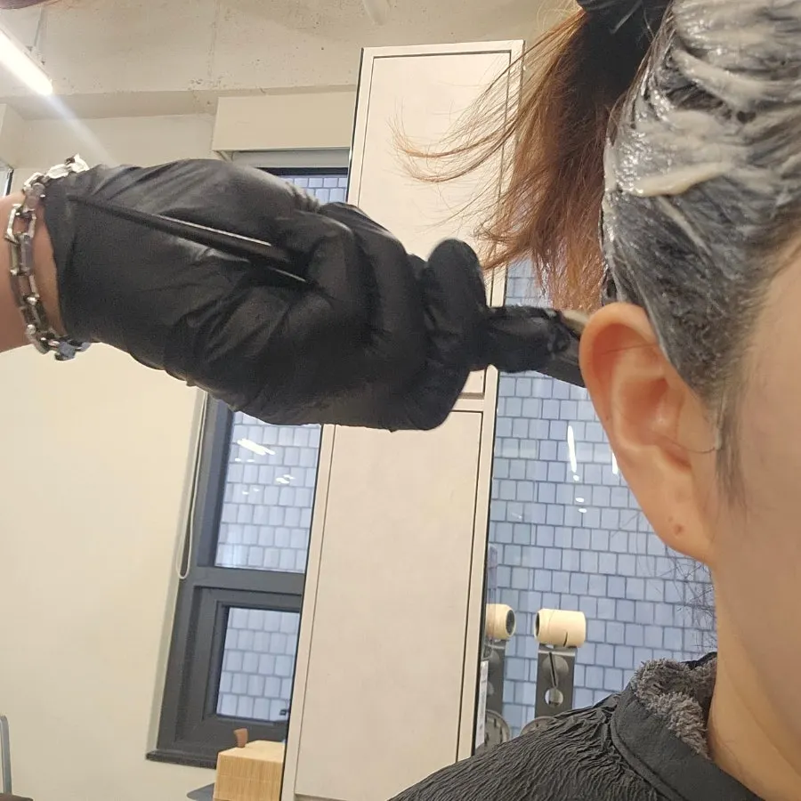 두피보호제를 꼼꼼히 바르는 과정