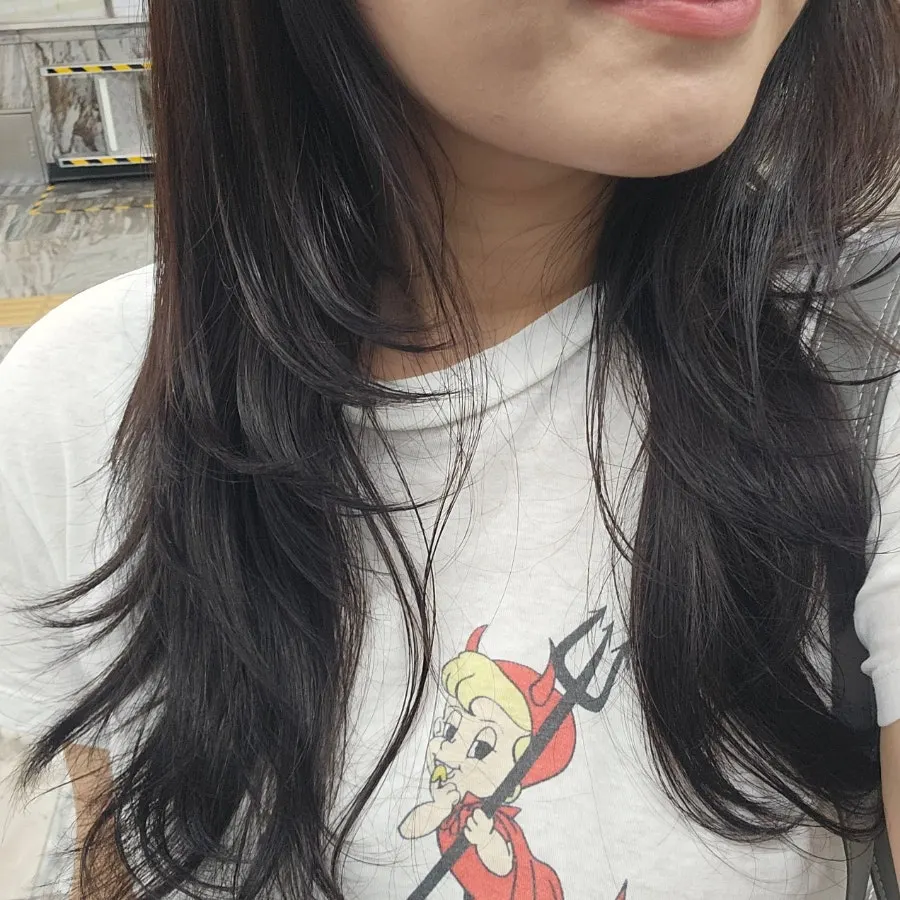 원톤으로 정돈된 다크브라운 모발