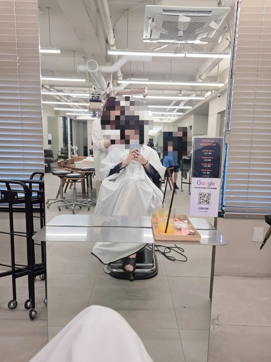 컷트와 염색을 진행하는 헤어 시술