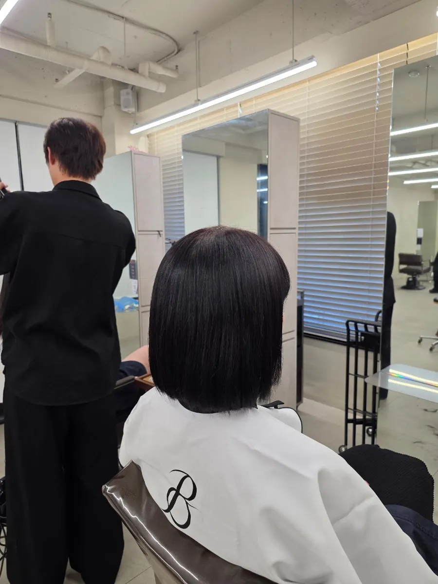 부드러운 컷트 라인이 완성된 헤어스타일
