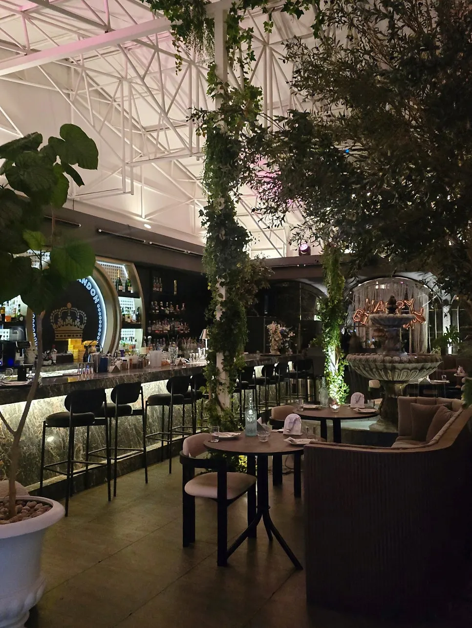 Indoor photo spot with a central fountain