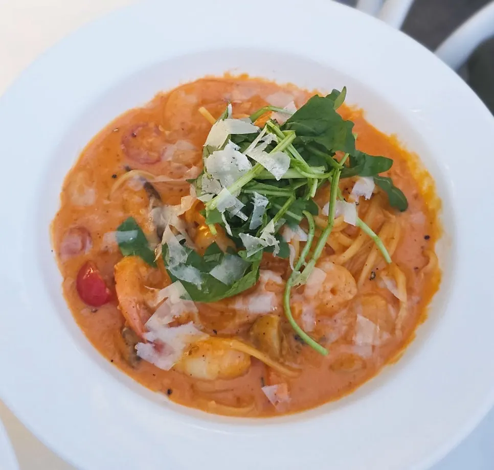 Hot rosé pasta with shrimp and mushrooms